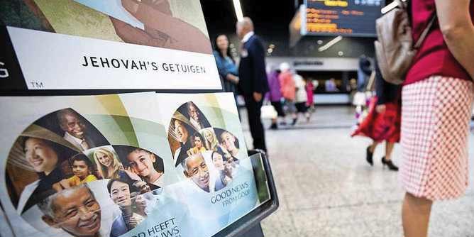 Jehovah's Witnesses preaching in Netherlands during child abuse crisis